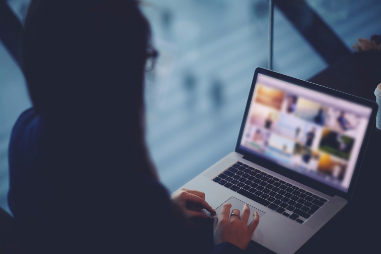 20150615175205-startup-guide-microinfluencers-vlog-blogger-social-media-girl-woman-laptop